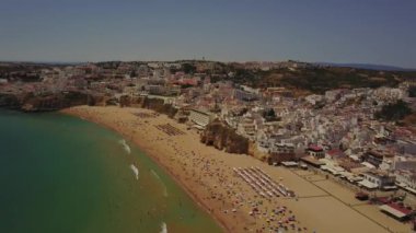Turistler ve sahil Algarve, Portekiz Mimarlık ile güneşli Albureira plaj