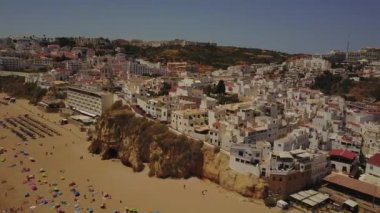Turistler ve sahil Algarve, Portekiz Mimarlık ile güneşli Albureira plaj