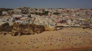 Turistler ve sahil Algarve, Portekiz Mimarlık ile güneşli Albureira plaj