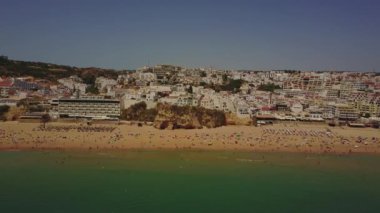 Turistler ve sahil Algarve, Portekiz Mimarlık ile güneşli Albureira plaj