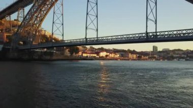Uçan Douro Nehri üzerinde ve altında Eyfel köprü bağlayan Porto ve Vila Nova de Gaia, Portekiz