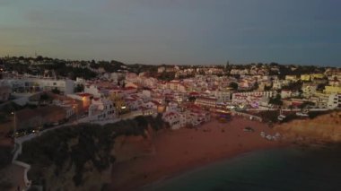 Carvoeiro beach ve mimari akşamları, sahil Algarve, Portekiz