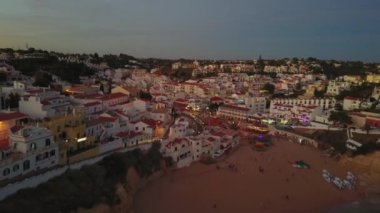 Carvoeiro beach ve mimari akşamları, sahil Algarve, Portekiz