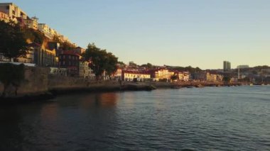 Uçan Douro Nehri üzerinde ve altında Eyfel köprü bağlayan Porto ve Vila Nova de Gaia, Portekiz