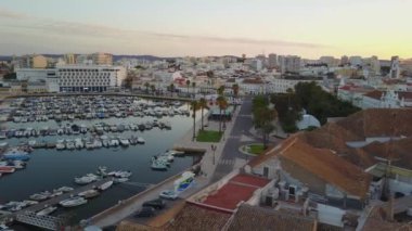 Faro hava görünümünü ile tarihi kent merkezine, marina ve Ria Formosa, Algarve, Portekiz ortasında tarihi katedral