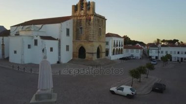 Faro hava görünümünü ile tarihi kent merkezine ve Ria Formosa, Algarve, Portekiz ortasında tarihi katedral