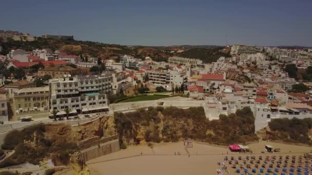 阳光明媚的 Albureira 海滩与游客和建筑在阿尔加维 葡萄牙的海岸 — 图库视频影像
