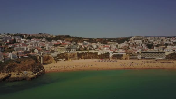 観光客とポルトガル アルガルヴェ海岸建築 Albureira サニービーチ — ストック動画