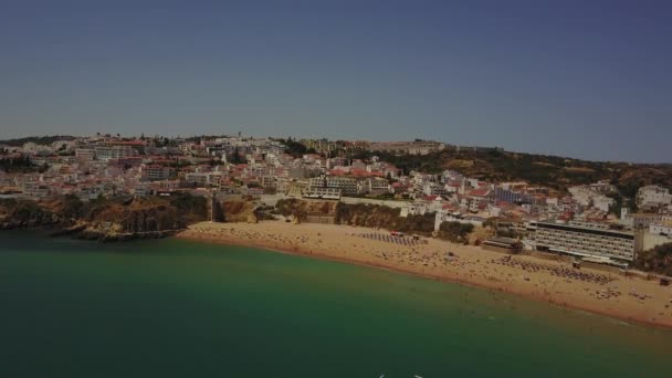 Praia Ensolarada Albureira Com Turistas Arquitetura Costa Algarvia Portugal — Vídeo de Stock