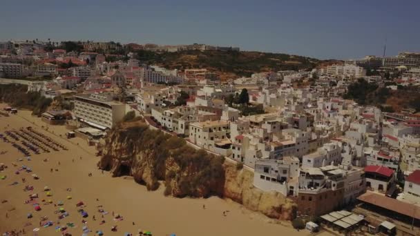 Plage Ensoleillée Albureira Avec Touristes Architecture Sur Côte Algarve Portugal — Video