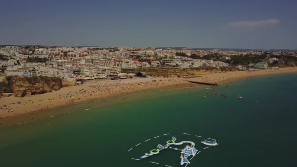 Praia Ensolarada Albureira Com Turistas Arquitetura Costa Algarvia Portugal — Vídeo de Stock