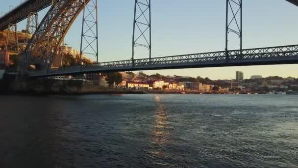 Volando Sul Fiume Douro Sotto Ponte Eiffel Che Collega Porto — Video Stock