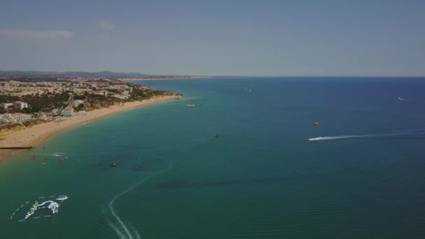 阳光明媚的 Albureira 海滩与游客和建筑在阿尔加维 葡萄牙的海岸 — 图库视频影像