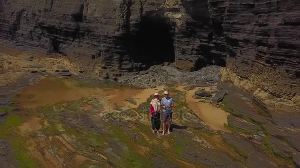 Unga Par Stående Vild Strand Med Klippor Bakom Algarve Portugal — Stockvideo