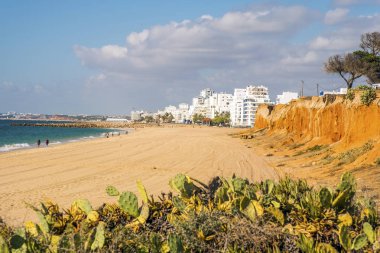 Güzel plajlar ve kayalıklarla Quarteira, Algarve, Portekiz