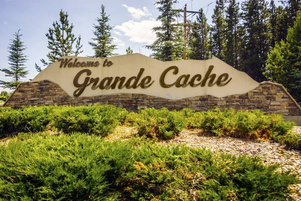 Vítejte na Grande Cache, vítání znamení do města, Kanada — Stock fotografie