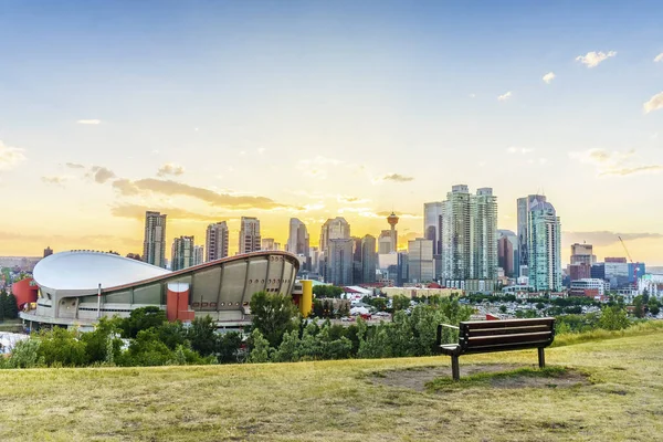 Centrum miasta Calgary zachód słońca w okresie letnim, Alberta, Kanada — Zdjęcie stockowe