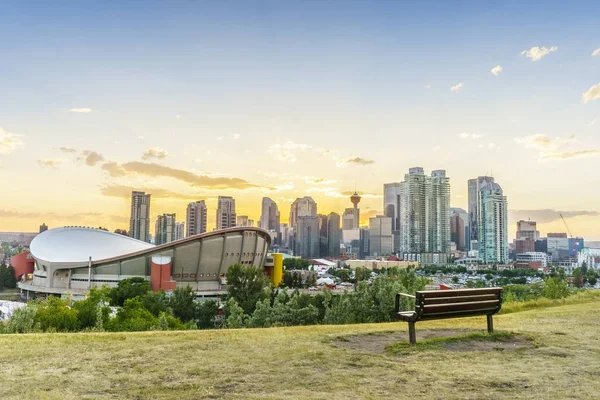 Calgary belvárosában a naplemente alatt nyáron, Alberta, Kanada — Stock Fotó