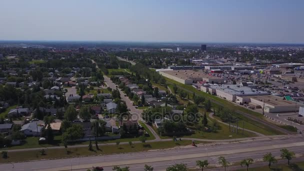 Vue aérienne des maisons américaines ordinaires et du centre commercial à Grande Prairie, Alberta, Canada 