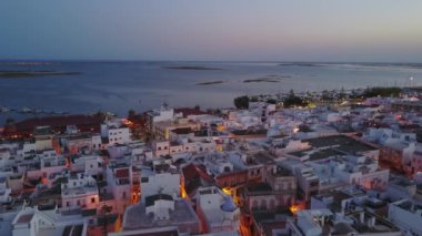 Geleneksel Portekiz mimari içinde şehir, Olhao da Restauracao Ria Formosa, Algarve, Portekiz güzelliği yanında