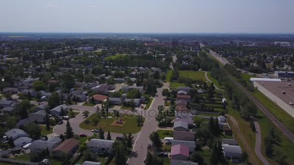 加拿大阿尔伯塔省大草原的美国普通住宅和商业中心鸟瞰图 — 图库视频影像
