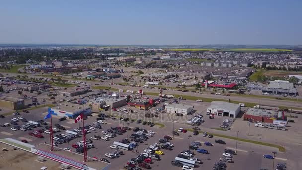 グランド プレーリー アルバータ州 カナダの正規自動車交通量とショッピング センターの空撮 — ストック動画