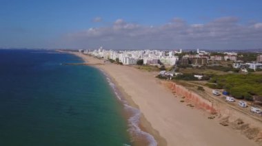 Atlantik Okyanusu, plaj ve Binalar Quarteira, Algarve, Portekiz havadan görünümü