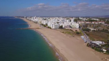 Atlantik Okyanusu, plaj ve Binalar Quarteira, Algarve, Portekiz havadan görünümü