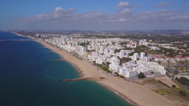 Vue aérienne de l'océan Atlantique, de la plage et des bâtiments à Quarteira, Algarve, Portugal 
