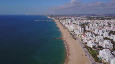 Atlantik Okyanusu, plaj ve Binalar Quarteira, Algarve, Portekiz havadan görünümü