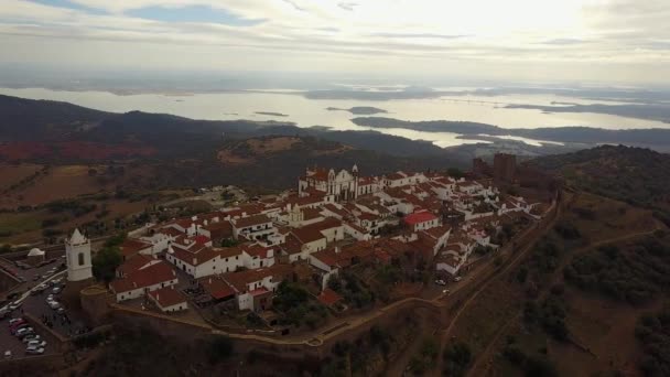 Vista Aérea Histórico Monsaraz Colina Junto Lago Alentejo Portugal — Vídeo de Stock
