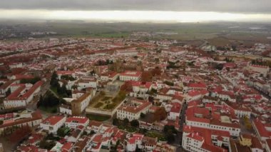 Beyaz evleri ve kırmızı çatıları olan tarihi Evora, Alentejo, Portekiz