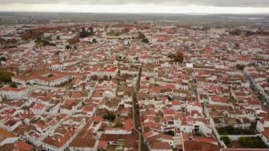 Beyaz evleri ve kırmızı çatıları olan tarihi Evora, Alentejo, Portekiz