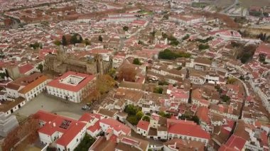 Beyaz evleri ve kırmızı çatıları olan tarihi Evora, Alentejo, Portekiz