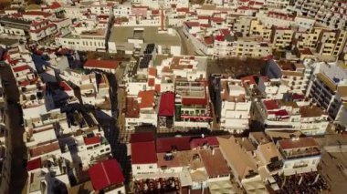 Atlantik Okyanusu, Algarve, Portekiz tarafından turistik Albufeira mimarisinin havadan görünümü