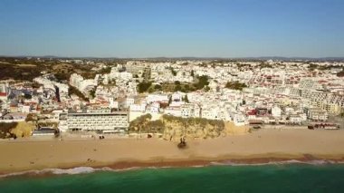 Geniş Kumsalı ve kayalıklarla tarafından Atlantik Okyanusu, Algarve, Portekiz ile turistik Albufeira havadan görünümü