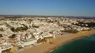 Geniş Kumsalı ve kayalıklarla tarafından Atlantik Okyanusu, Algarve, Portekiz ile turistik Albufeira havadan görünümü