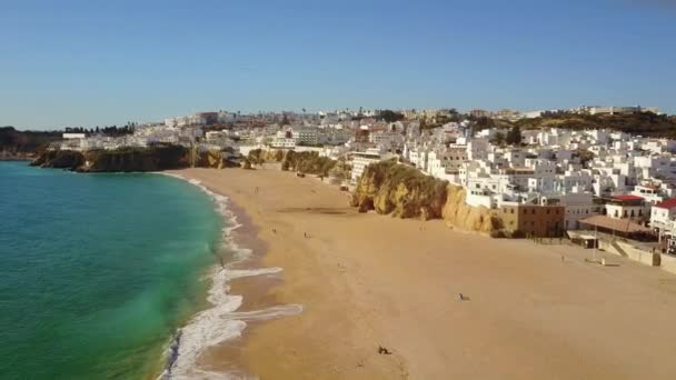 Вид Воздуха Туристический Албуфейру Широким Песчаным Пляжем Скалами Атлантического Океана — стоковое видео