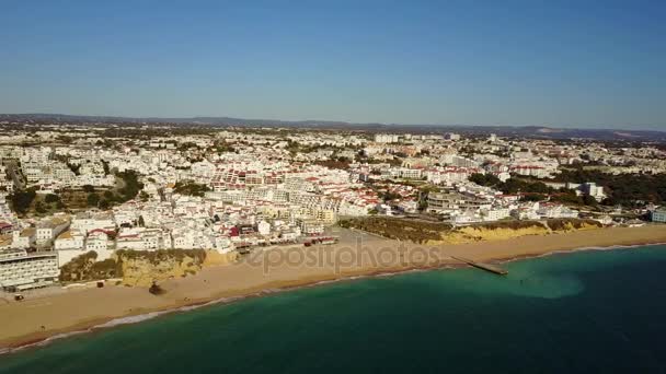 Widok Lotu Ptaka Miasta Turystyczne Albufeira Szerokiej Piaszczystej Plaży Klify — Wideo stockowe