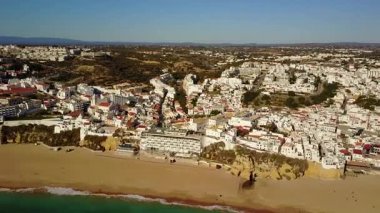 Geniş Kumsalı ve kayalıklarla tarafından Atlantik Okyanusu, Algarve, Portekiz ile turistik Albufeira havadan görünümü