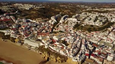 Geniş Kumsalı ve kayalıklarla tarafından Atlantik Okyanusu, Algarve, Portekiz ile turistik Albufeira havadan görünümü