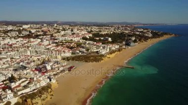 Geniş Kumsalı ve kayalıklarla tarafından Atlantik Okyanusu, Algarve, Portekiz ile turistik Albufeira havadan görünümü