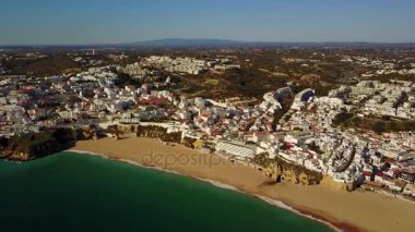 Geniş Kumsalı ve kayalıklarla tarafından Atlantik Okyanusu, Algarve, Portekiz ile turistik Albufeira havadan görünümü