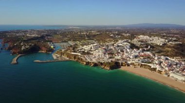 Geniş Kumsalı ve kayalıklarla tarafından Atlantik Okyanusu, Algarve, Portekiz ile turistik Albufeira havadan görünümü