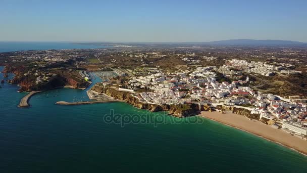 Flygfoto Över Turistiska Albufeira Med Bred Sandstrand Och Klippor Atlanten — Stockvideo