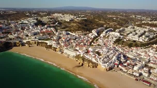 Luchtfoto Van Toeristische Albufeira Met Brede Zandstrand Rotsen Door Atlantische — Stockvideo