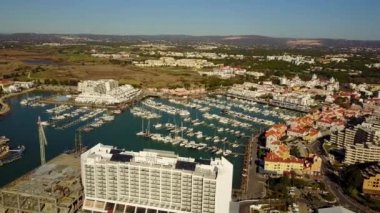 Güzel Vilamoura marina ve sandy geniş plaj, Quarteira, Algarve, Portekiz