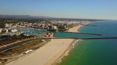 Güzel Vilamoura marina ve sandy geniş plaj, Quarteira, Algarve, Portekiz