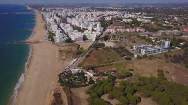 Atlantik Okyanusu, plaj ve Binalar Quarteira, Algarve, Portekiz havadan görünümü