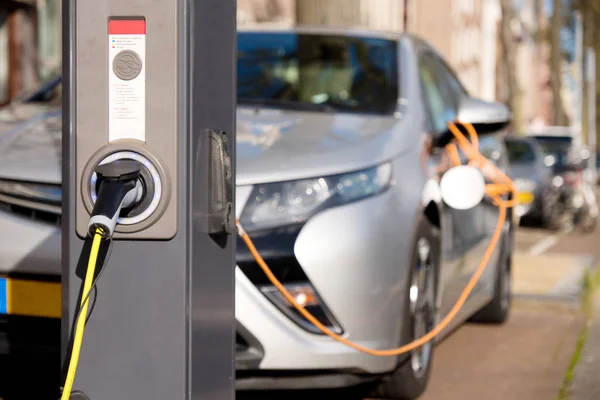Charging silver electric car . — Stock Photo, Image